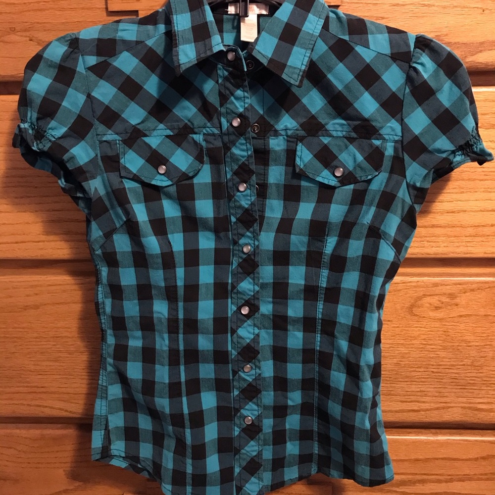 Turquoise/black checkered snap front juniors top